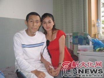 英雄救美后女孩以身相许 男友患病不离不弃
