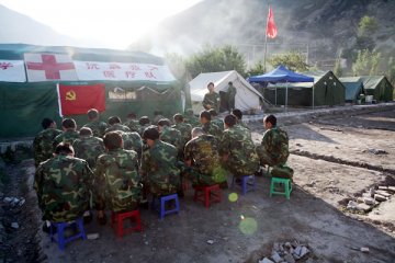 大坪医院抗震救灾医疗队三名同志表现突出火线入党