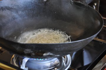 鸡汤开锅后下入抄好的金针菇