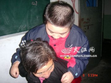母亲背患病儿子读书十余年将其背进大学