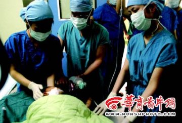 一岁男孩被驴咬掉下巴 做手术换新下巴