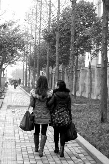 不良习惯引女性腰椎病高发 单肩大包压垮女人腰