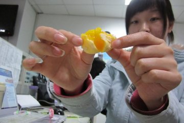 山东现“橡皮鸡蛋”蛋黄能弹起20厘米