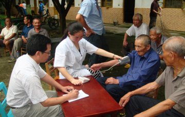 市福利院医生们为大圩镇五保老人送爱心
