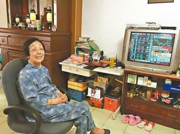 台湾101岁长者分享长寿秘诀：研究股市防失智