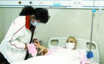 婆婆为给患白血病儿媳治病欲卖掉住房