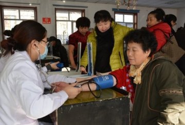 渤海街和市第二人民医院联合举行义诊活动