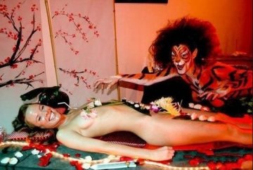 探秘日本女体盛：处女才能激发食欲