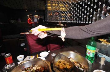 餐厅鱼锅吃出已用创可贴 厨师指食客自己扔进