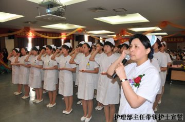 患者成评委选优秀护理单元 护士家属献唱共庆护士节