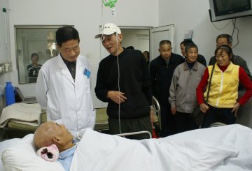 桐城抗癌明星走进肿瘤病区交流经验树抗癌信心