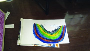 自闭症儿遭弃幸得好心人收养 初展绘画天赋