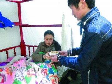 初三男生带患病父母上学