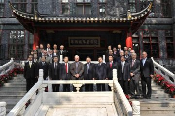 加拿大总督戴维·约翰斯顿访问四川大学