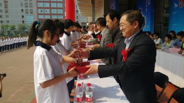 太原百位学子无偿献血纪念“十八岁成年礼”