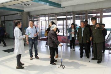 赤峰市光荣院组织优抚对象到二二0医院体检