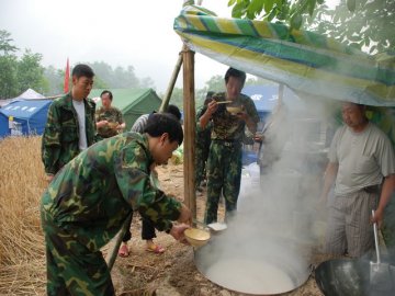 平武队员在灾区的第一锅粥