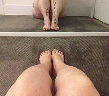 美肥胖女子穿内衣拍裸照挑战传统美