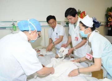 “最美警卫战士”来京治疗