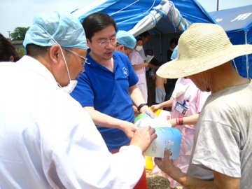 防疫人员在抗震救灾一线