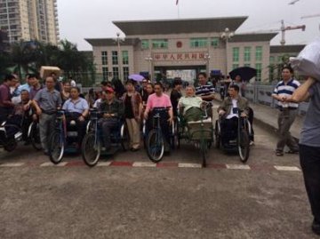 东兴市民政局组织柳州荣军医院的伤残军人开展“瞻界碑，看国门”活动