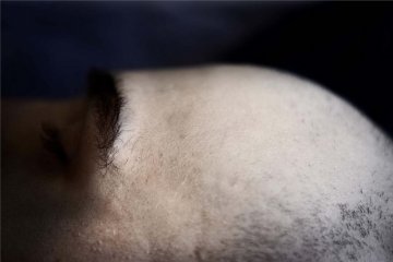 女摄影师照片记录人类死亡历程