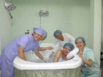 女子体验水中分娩顺利产出婴儿