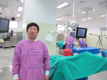 中国医大盛京医院夏志军教授在国际学术会议上做妇科全盆底重建手术表演