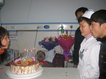 黄山市医院医患同乐庆生日病床前为病人开party