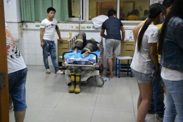 天津滨海新区爆炸伤员在医院接受治疗