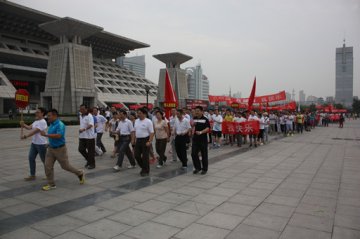 安阳市举办“全民健康生活方式日”卫生系统千人健步走活动