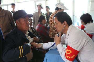 援疆医学专家为基层群众义诊