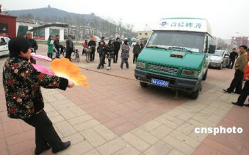 73岁老太用牙齿拖动两辆汽车