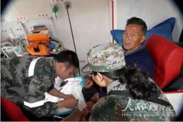 房屋垮塌砸伤75岁老人 大坪医院手术车开进灾民家
