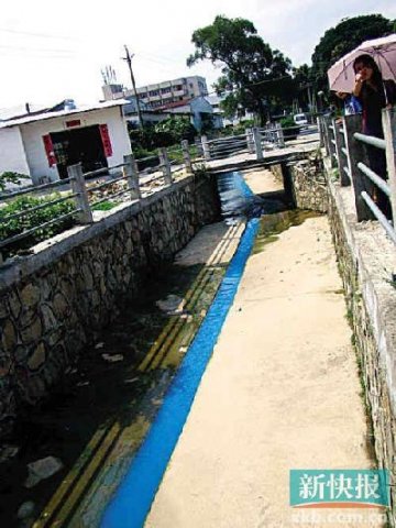纸箱厂偷排污水 珠海一水沟变“蓝渠”