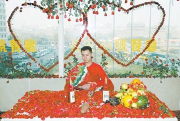 男子布置9999朵玫瑰欲挽回分手女友