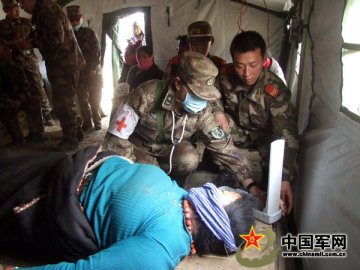 武警西宁市支队医疗小组灾区送医送药