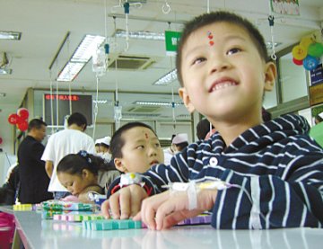 输液室里的孩子乐着呢