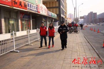 航天中心医院学习雷锋协助警察为两会维护社会治安