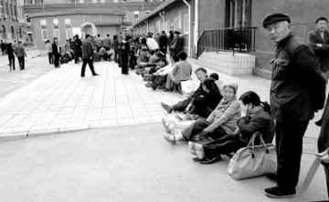 长队 从头一天排起——外地患者北京就医“长镜头”