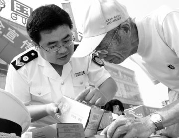 让全社会都来关注食品安全--各地开展食品安全主题宣传活动