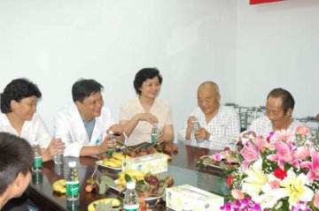 附属三院欢送第一批康复震区同胞返川