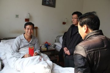 省荣康医院党委慰问在院困难党员