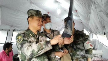 成都军区赴尼医疗救援队全力救治伤员