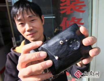 男子自制防盗钱包 被偷时会发出刺耳响声