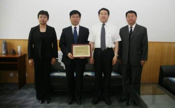 杨宝峰校长会见美国宾夕法尼亚州立大学的曹文武教授