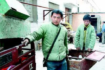 残疾男子收破烂救助流浪儿