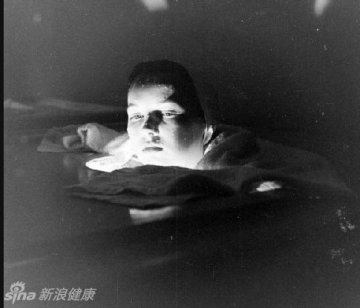 探秘国外最神秘恐怖的少女药浴
