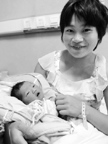 孕妇公交临产被司机和乘客撵下车 路边产女婴