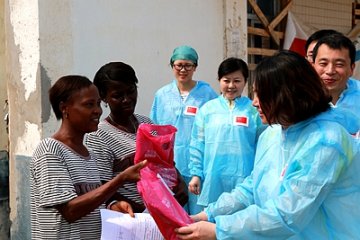 中塞友好医院埃博拉诊疗中心两名重症埃博拉患者出院